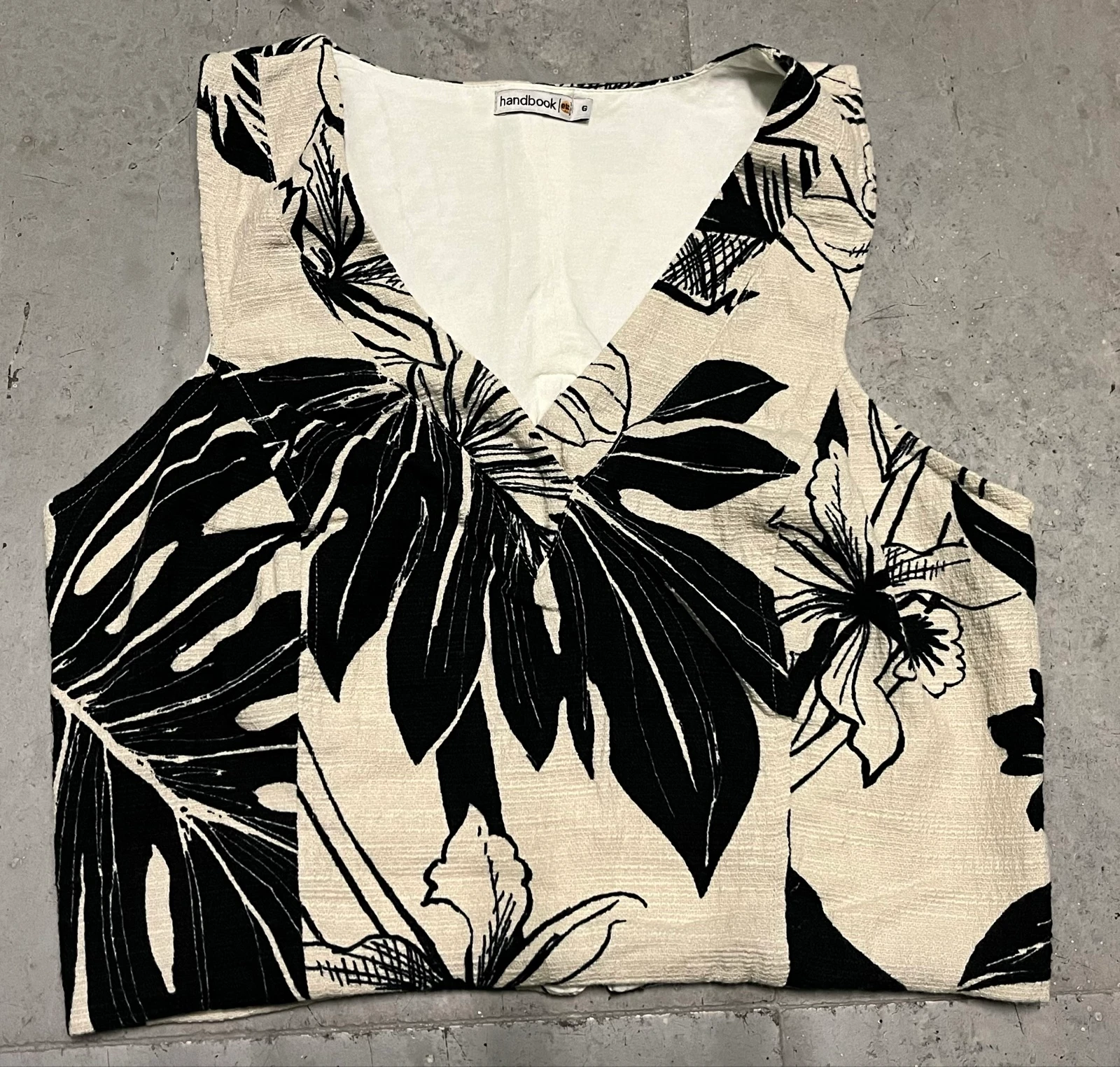 Top chaleco estampado floral blanco y negro